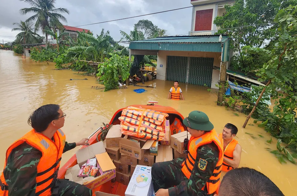 Żołnierze z prowincji Thanh Hoa dostarczają artykuły pierwszej potrzeby, aby pomóc ofiarom powodzi w gminie Nong Cong (prowincja Thanh Hoa). PSA Anh17-cường 3.jpg