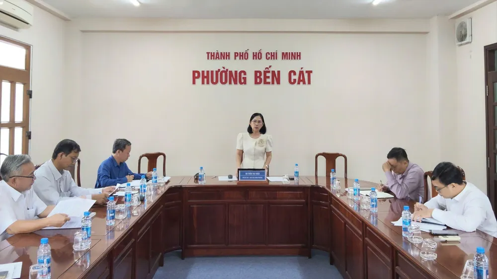Phó Bí thư, Chủ tịch UBND phường Bến Cát Trần Thị Thảo lưu ý rà soát, giải quyết dứt điểm các "điểm đen" về tai nạn giao thông ba-thao-5433-7852.jpg