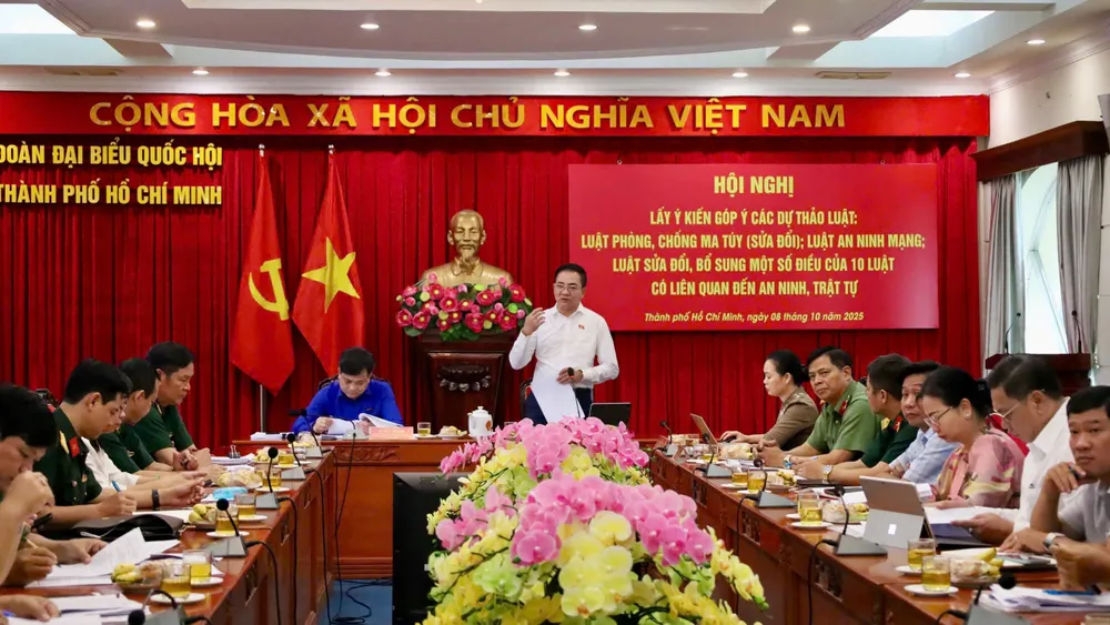 Đại biểu Quốc hội Nguyễn Minh Đức và đại biểu Nguyễn Huy Khánh đồng chủ trì hội nghị. Ảnh: CẨM NƯƠNG e950b0ba24fba9a5f0ea-4053-1314.jpg