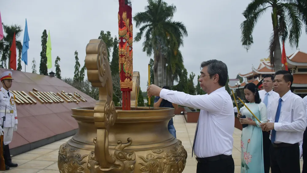 Đồng chí Nguyễn Phước Lộc, Phó Bí thư Thành ủy, Chủ tịch Ủy ban MTTQ Việt Nam TPHCM, dâng hương các Anh hùng liệt sĩ 1.jpg