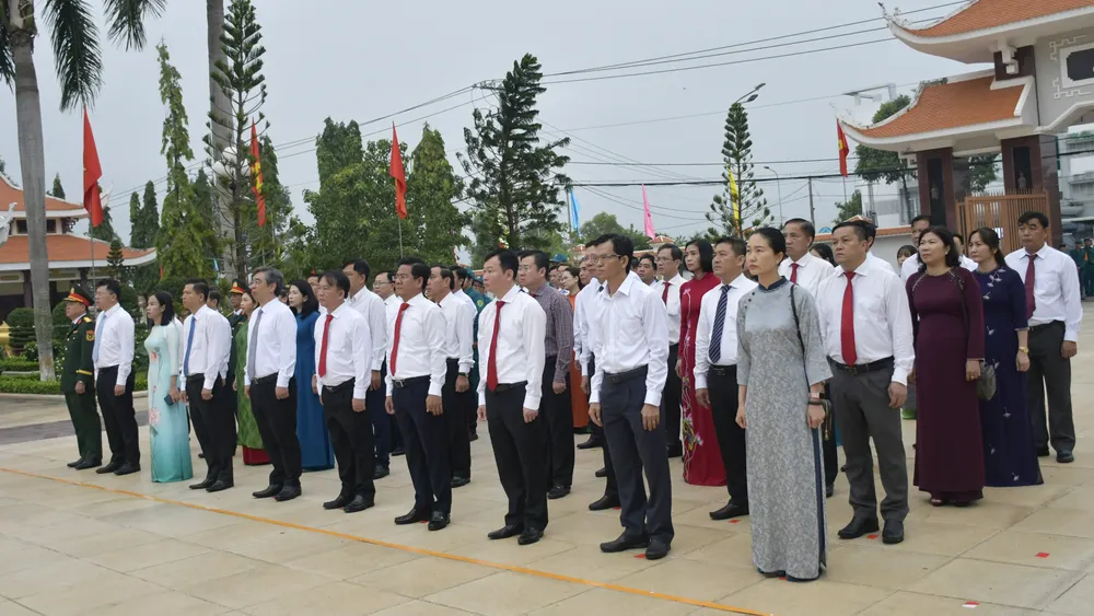 Các đại biểu tham dự lễ viếng 1.jpg