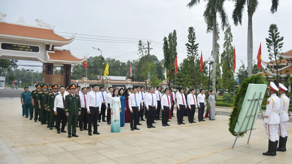 Đoàn đại biểu Thành ủy - HĐND - UBND - Ủy ban MTTQ Việt Nam TPHCM viếng và dâng hương, dâng hoa các Anh hùng liệt sĩ