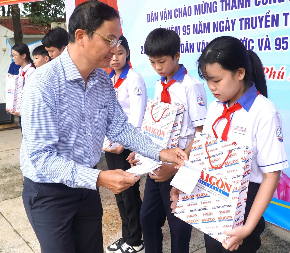 Nhà báo Trần Văn Phong, Trưởng Văn phòng Đại diện Báo Sài Gòn Giải Phóng khu vực Đông Nam bộ trao học bổng cho học sinh nghèo vượt khó của xã Phú Hoà, tỉnh Đồng Nai dsc03516-3133-581.jpg