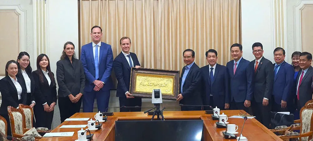 Chủ tịch UBND TPHCM Nguyễn Văn Được trao quà lưu niệm tặng lãnh đạo các doanh nghiệp Hà Lan trong chuyến đến thăm và làm việc tại TPHCM M10a.jpg
