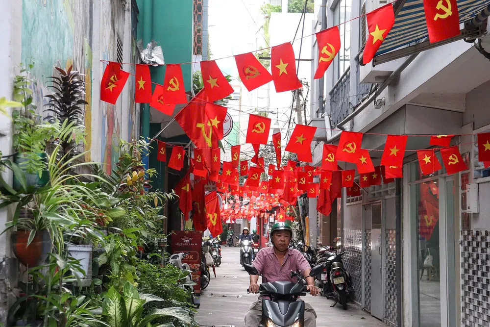 Người dân treo cờ Đảng, cờ Tổ quốc tại hẻm 25 Tôn Thất Tùng, phường Bến Thành M5b.jpg