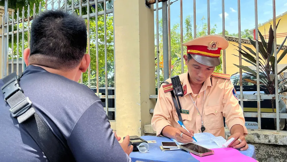 Lực lượng CSGT tăng cường tuần tra, xử lý vi phạm nồng độ cồn, góp phần giữ gìn an ninh trật tự, an toàn giao thông. Ảnh: VĂN CHÂU M5c.jpg