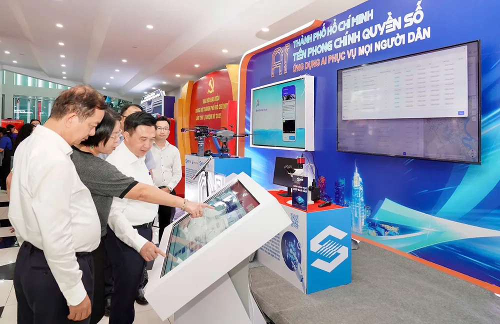 Phó Bí thư Thành ủy TPHCM Đặng Minh Thông kiểm tra khu vực triển lãm không gian chuyển đổi số. Ảnh: HOÀNG HÙNG M6b.jpg