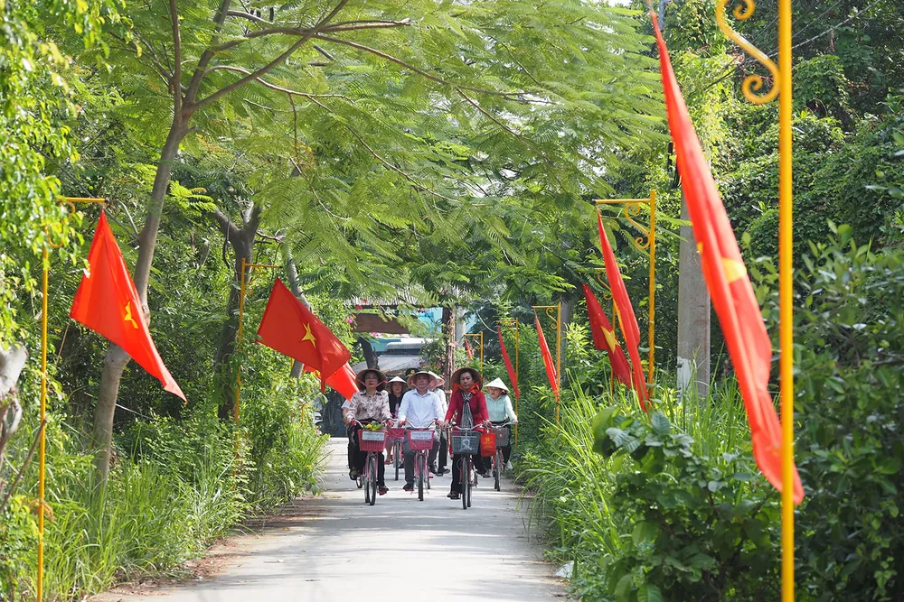 Khách du lịch tham quan trải nghiệm bằng xe đạp tại Thiềng Liềng, xã Thạnh An, TPHCM. Ảnh: HOÀNG HÙNG M6c.jpg