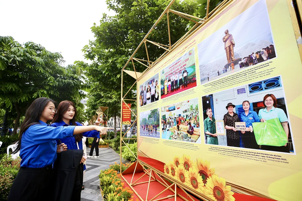 Triển lãm ảnh về TPHCM văn minh, hiện đại, nghĩa tình ở không gian phố đi bộ Nguyễn Huệ M8a.jpg