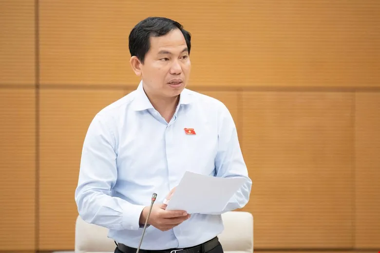 Phó Chủ nhiệm thường trực Văn phòng Quốc hội Lê Quang Mạnh báo cáo tại phiên họp le-quang-manh-2203-9907.jpg