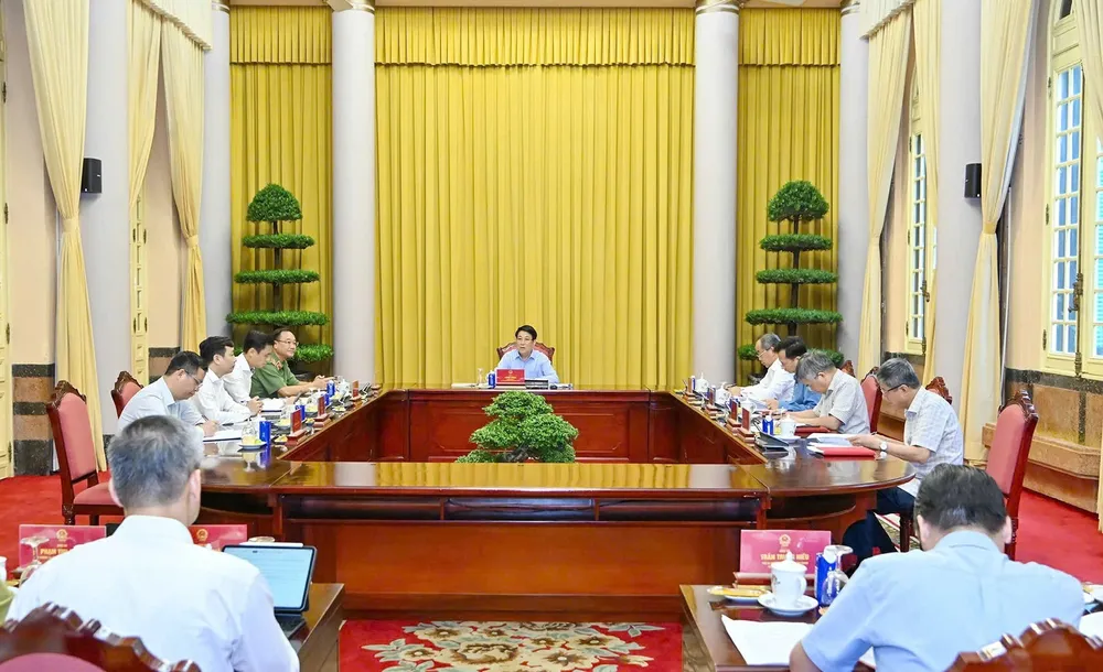 Chủ tịch nước Lương Cường chủ trì cuộc làm việc với các cơ quan liên quan, sáng 15-10. Ảnh: VIẾT CHUNG 1000012256-5753-9549.jpg