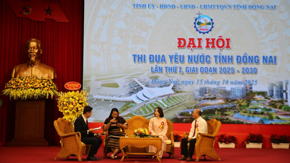 Tọa đàm với các cá nhân điển hình tiên tiến 2.jpg