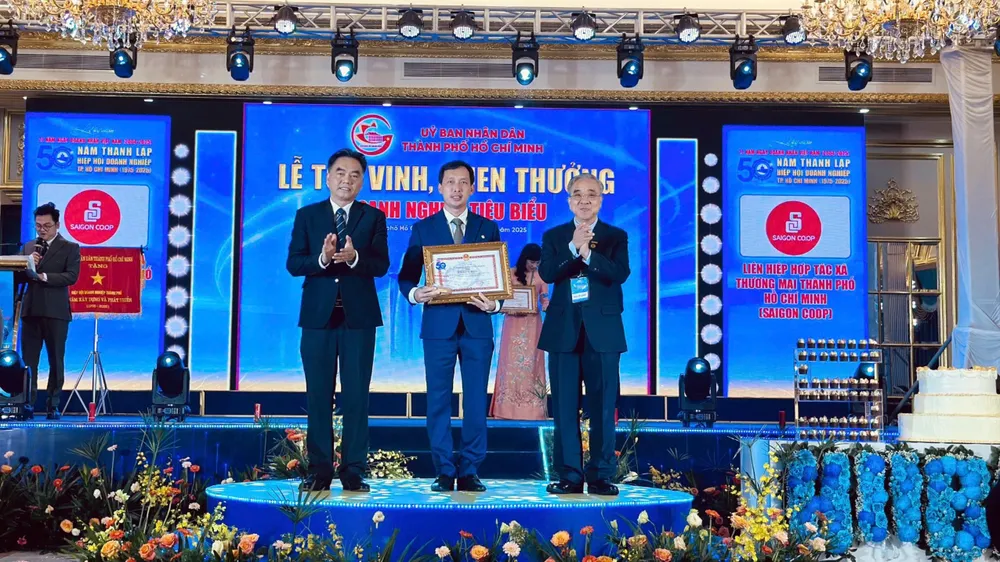 Ông Vũ Anh Khoa, Bí thư Đảng ủy, Chủ tịch HĐQT Saigon Co.op nhận bằng khen do UBND TPHCM trao tặng vì có nhiều đóng góp xuất sắc cho sự phát triển kinh tế thành phố