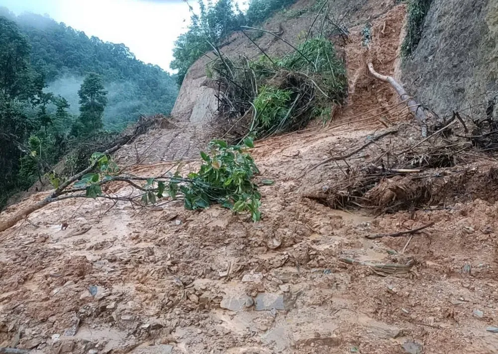 Las rocas y la tierra de la montaña fluyeron por el camino, aislando muchas aldeas de la comuna de Nga My. Đất đá trên núi tràn xuống đường khiến nhiều bản ở xã Nga My bị cô lập.jpg