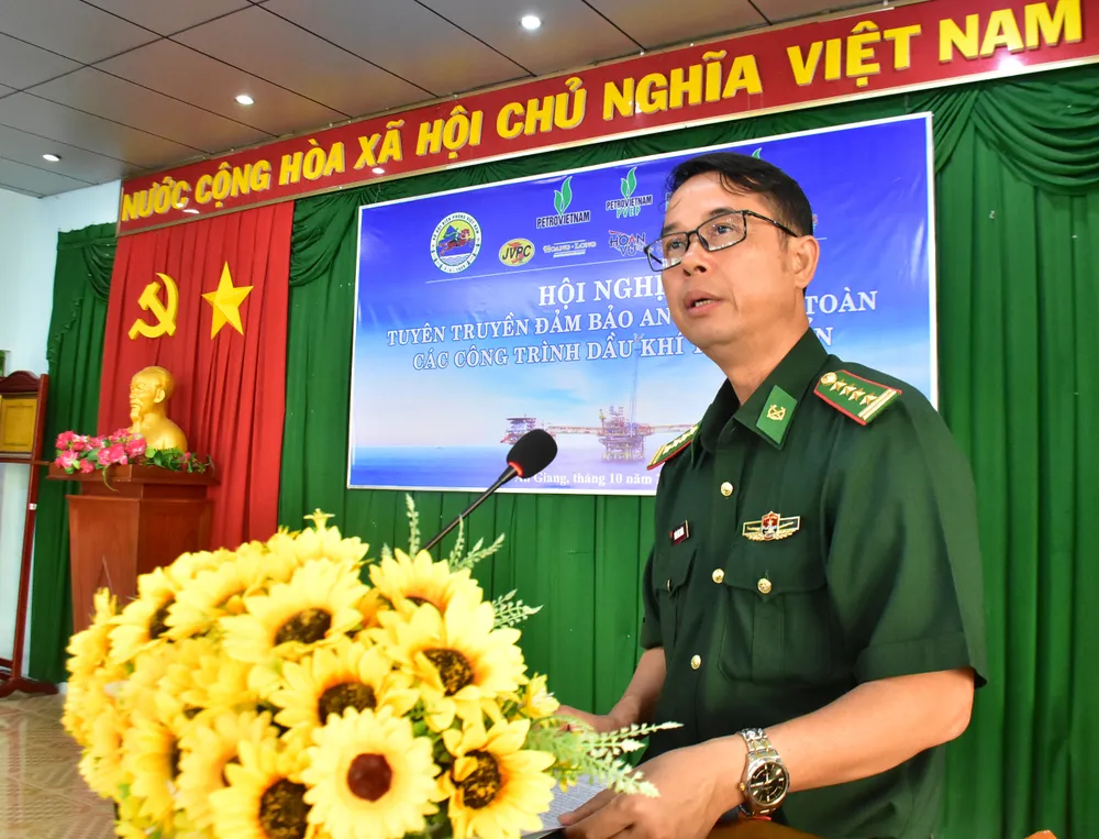 Đại tá Doãn Đình Tránh, Phó Chính ủy Ban Chỉ huy Bộ đội Biên phòng tỉnh An Giang phát biểu khai mạc hội nghị. Ảnh: NAM KHÔI dsc-0449-5285-159.jpg