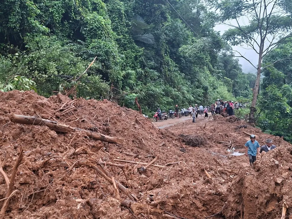 El camino hacia las aldeas de la comuna de Nga My sufrió graves deslizamientos de tierra. Tuyến đường vào các bản ở xã Nga My bị sạt lở nghiêm trọng.jpg