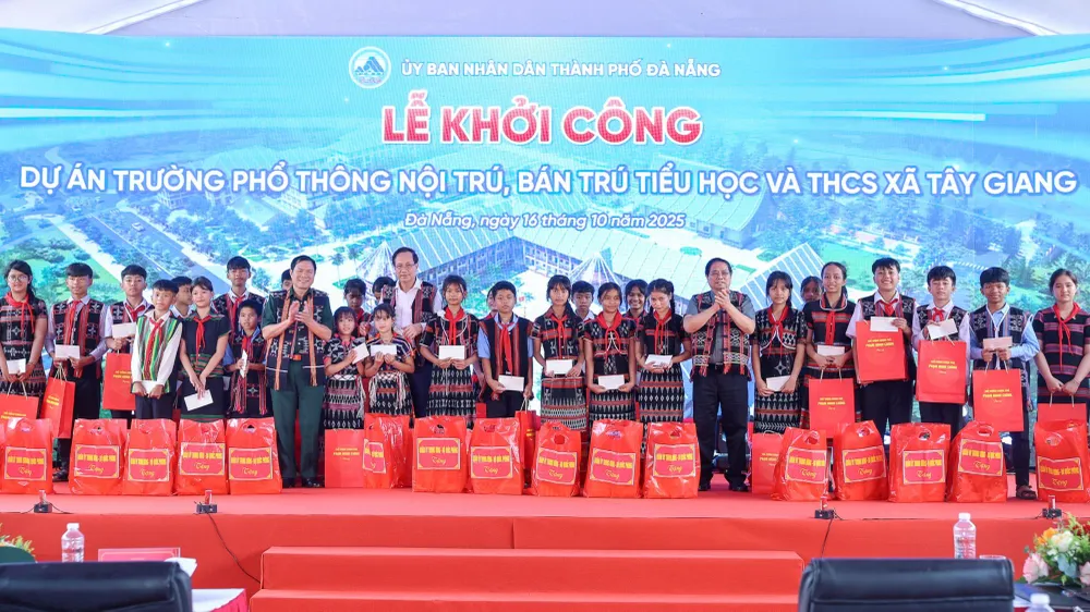 Thủ tướng Phạm Minh Chính trồng cây lưu niệm tại Trường phổ thông nội trú, bán trú Tiểu học và THCS xã Tây Giang, thành phố Đà Nẵng