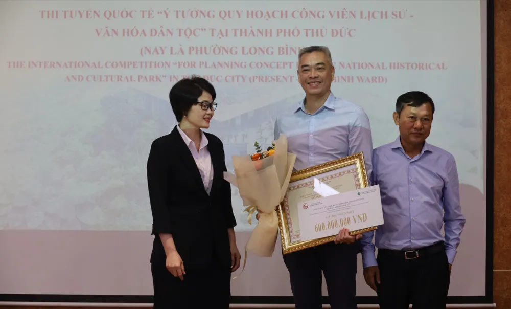 Trao giải ba cho đơn vị đoạt giải. Ảnh: QUỐC HÙNG img-1849-7613-4849.jpg
