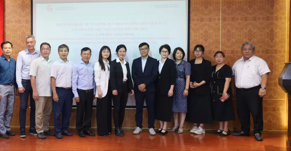 Các đơn vị đoạt giải chụp ảnh lưu niệm. Ảnh: QUỐC HÙNG IMG_1859.JPG
