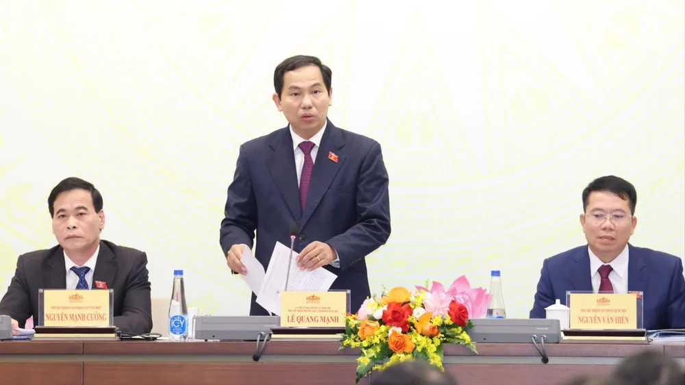 Phó Chủ nhiệm thường trực Văn phòng Quốc hội Lê Quang Mạnh chủ trì họp báo. Ảnh: QUANG PHÚC 