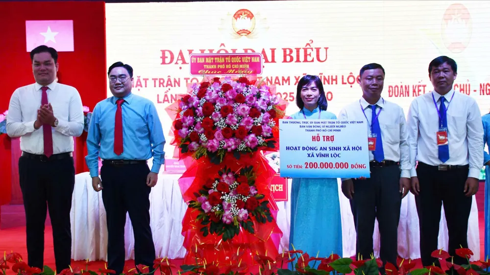 Đồng chí Ngô Minh Hải, Phó Chủ tịch Ủy ban MTTQ Việt Nam TPHCM, Bí thư Thành đoàn TPHCM trao hỗ trợ hoạt động an sinh xã hội cho xã Vĩnh Lộc. Ảnh: VĂN ANH Vĩnh Lộc 1.jpg