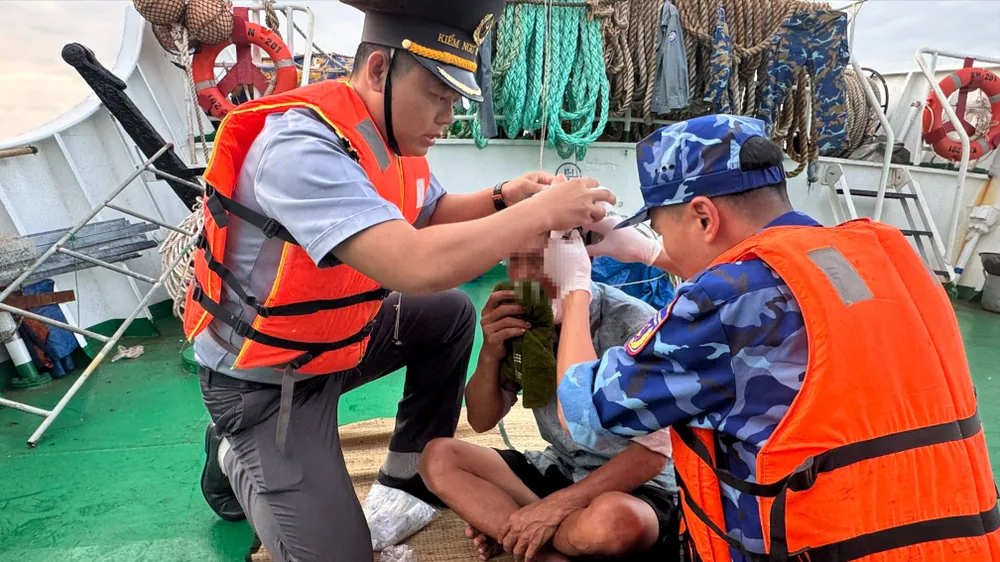 Tổ quân y khẩn trương sơ cứu ban đầu cho ngư dân