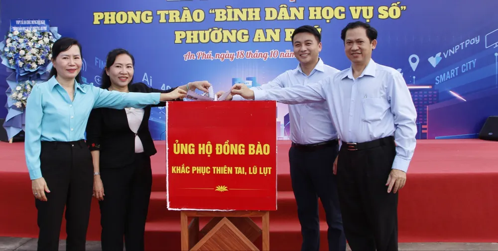 Các đại biểu quyên góp ủng hộ đồng bào bị ảnh hưởng bởi bão, lũ mg-6169-9715-5293.jpg