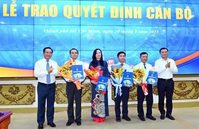 Chủ tịch UBND TPHCM Nguyễn Văn Được và Phó Chủ tịch UBND TPHCM Bùi Xuân Cường trao quyết định, tặng hoa chúc mừng Giám đốc và các Phó Giám đốc Sở QH-KT, ngày 30-9-2025. Ảnh: VIỆT DŨNG nhansu2-1609-1542-8057-6494-3112.jpg