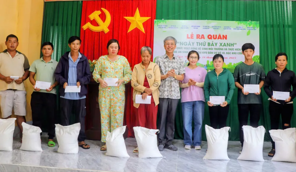 Trao quà đến các hộ dân khó khăn tại chương trình z7129378459700-6cbad5f397b8854c30264f895d261c5e-4305-5598.jpg