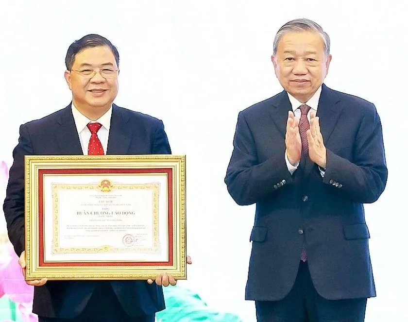 Tổng Bí thư Tô Lâm trao Huân chương Lao động hạng nhất tặng Văn phòng Trung ương Đảng. Ảnh: TTXVN CN1a.jpg