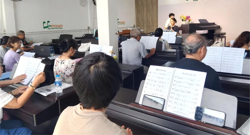 Các học viên lớn tuổi luyện xướng âm CN4 ghi chep.jpg