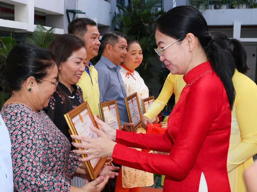 Bí thư Đảng ủy, Chủ tịch HĐND phường Đức Nhuận Phan Thị Thanh Phương tuyên dương các điển hình dân vận khéo duc-nhuan-1-2655-5343.jpg