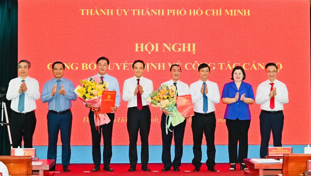 Thường trực Thành ủy TPHCM chúc mừng đồng chí Lê Quốc Phong và đồng chí Phạm Thành Kiên nhận quyết định z7142370080701_e65829c25cb0f9740e0aa40c387ab51d.jpg
