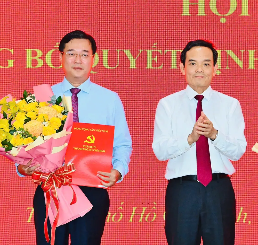 Bí thư Thành ủy TPHCM Trần Lưu Quang trao quyết định cho đồng chí Lê Quốc Phong. Ảnh: VIỆT DŨNG z7142671090523_6a3a9085a3ef51ab56cc3ece5e43ea39.jpg