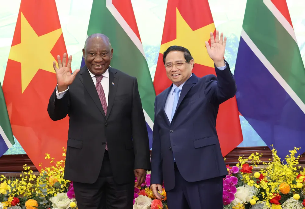 Thủ tướng Phạm Minh Chính hội kiến Tổng thống Nam Phi Matamela Cyril Ramaphosa, chiều 23-10. Ảnh: QUANG PHÚC 3-4990-4992.jpg