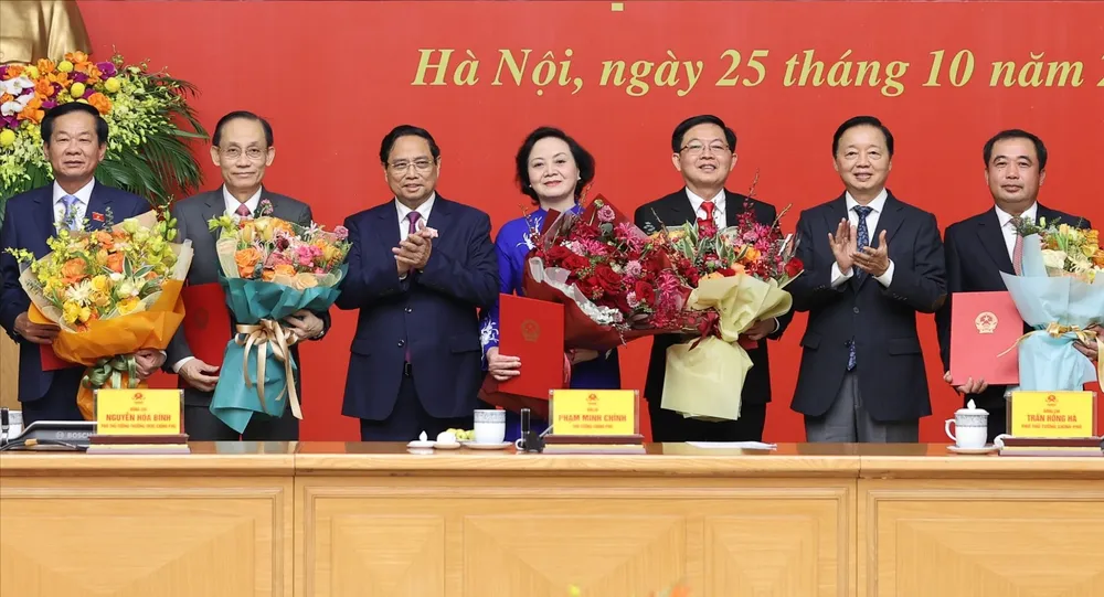 Thủ tướng trao quyết định và tặng hoa các Phó Thủ tướng, Bộ trưởng Thủ tướng trao quyết định và tặng hoa cho các Phó Thủ tướng và Bộ trưởng.jpg