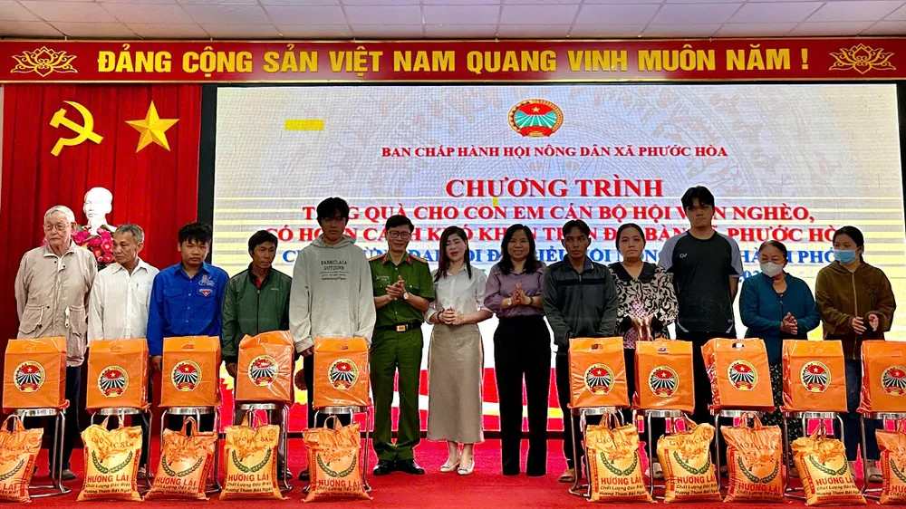 Ban tổ chức tặng quà cho các cá nhân có hoàn cảnh khó khăn z7153270899177-ce64488aeffc2e651cd8548ed4da70dc-9241-6566.jpg
