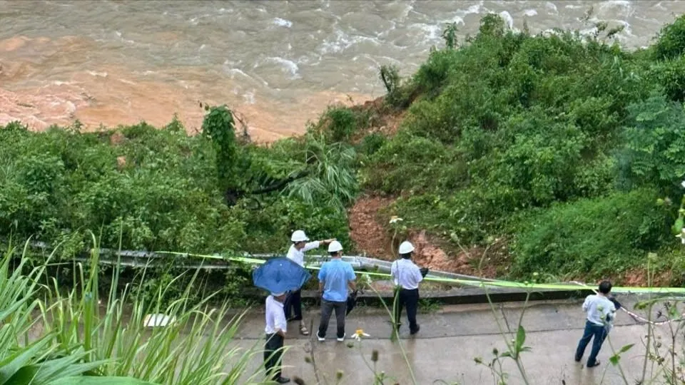 Lực lượng đến hiện trường để rà soát, khoanh vùng khu vực có dấu hiệu sạt trượt z7159174237800_c38aa8439565c2114bbaddc07ef82e56.jpg
