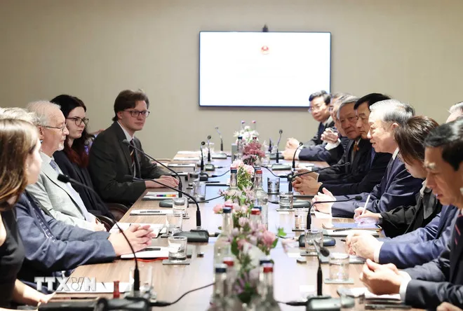 Tổng Bí thư Tô Lâm tiếp Tổng Bí thư Đảng Cộng sản Anh Robert Griffiths và các thành viên trong đoàn. Ảnh: TTXVN Tổng Bí thư Tô Lâm tiếp Tổng Bí thư Đảng Cộng sản Anh Robert Griffiths và các thành viên trong đoàn. Ảnh: TTXVN