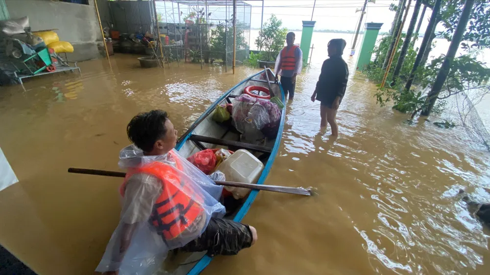 Nước lũ tràn vào nhà, người dân dùng thuyền đi mua thức ăn để tích trữ z7167771514331_3fa12eaba4a00019597a2b2522a62f41.jpg