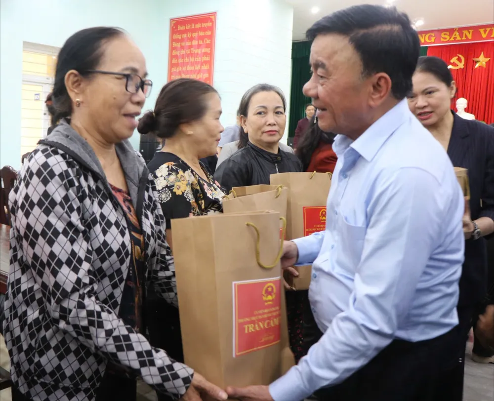 Thường trực Ban Bí thư Trần Cẩm Tú trao quà tặng các hộ dân bị ảnh hưởng nặng nề bởi mưa lũ tại phường Thanh Thủy, TP Huế 1.jpg