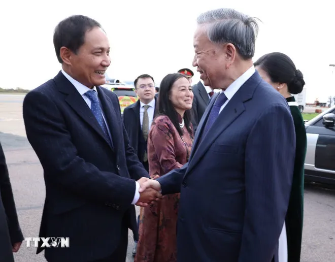 Đại sứ Đỗ Minh Hùng tiễn Tổng Bí thư Tô Lâm và Phu nhân. Ảnh: TTXVN Đại sứ Đỗ Minh Hùng tiễn Tổng Bí thư Tô Lâm và Phu nhân. Ảnh: TTXVN