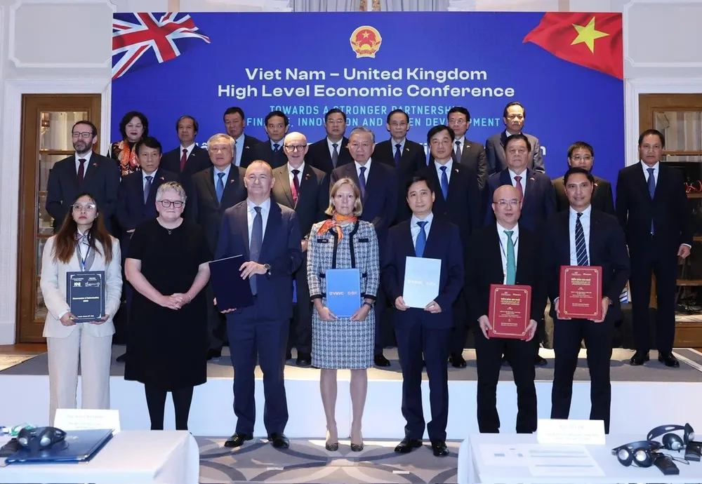 Tổng Bí thư Tô Lâm chứng kiến Lễ trao thỏa thuận hợp tác giữa các bộ ngành, địa phương, doanh nghiệp hai nước. Ảnh: TTXVN z7172218394733_9165d882d891e452151ee83aef5e9783.jpg