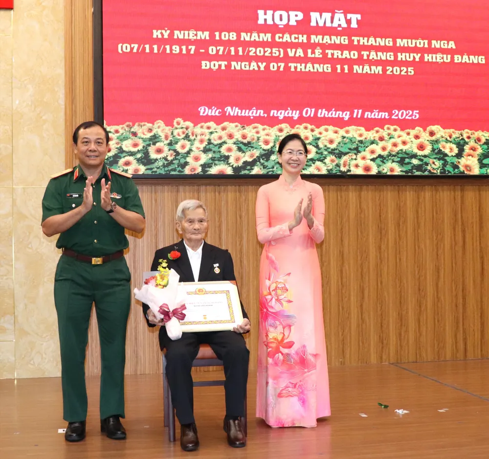 Thiếu tướng Vũ Văn Điền trao Huy hiệu 75 năm tuổi Đảng đến đồng chí Huỳnh Văn Ngành (thuộc chi bộ Khu phố 27) IMG_5848.JPG