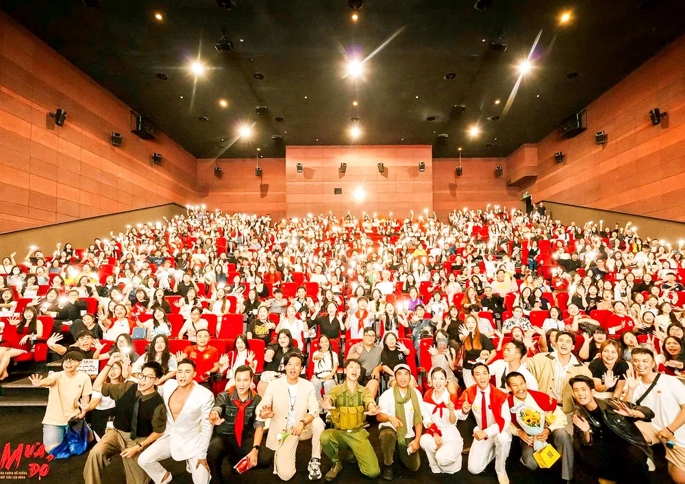 Đoàn phim "Mưa đỏ" giao lưu với khán giả, đây là một trong những phim có sự đầu tư lớn. Ảnh: ĐPCC CN1f.jpg