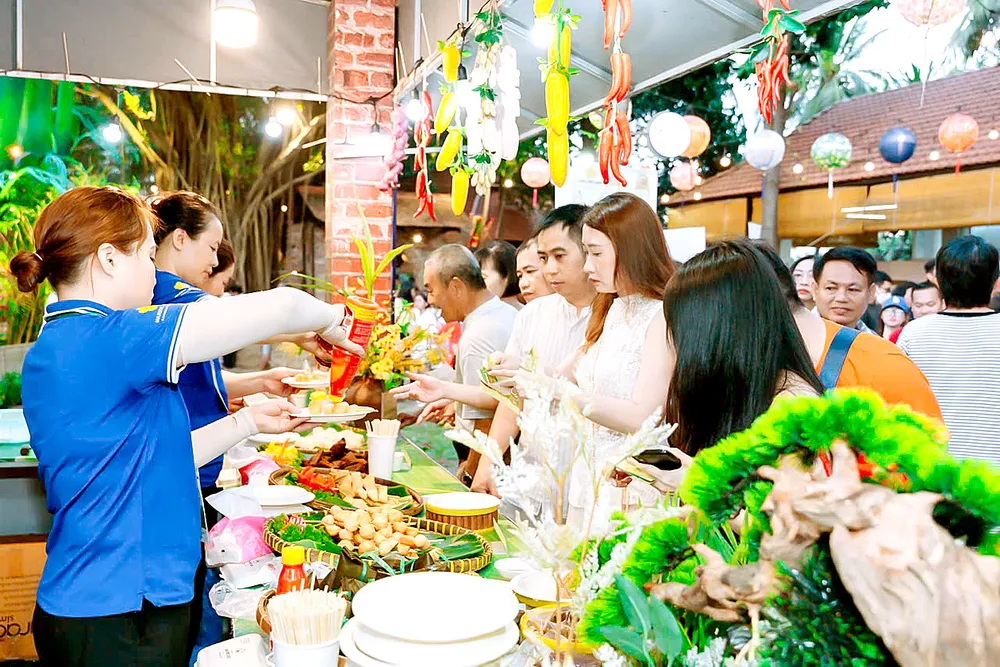 Khách thưởng thức ẩm thực tại một sự kiện ở TPHCM. Ảnh: HÂN GIA CN1i.jpg