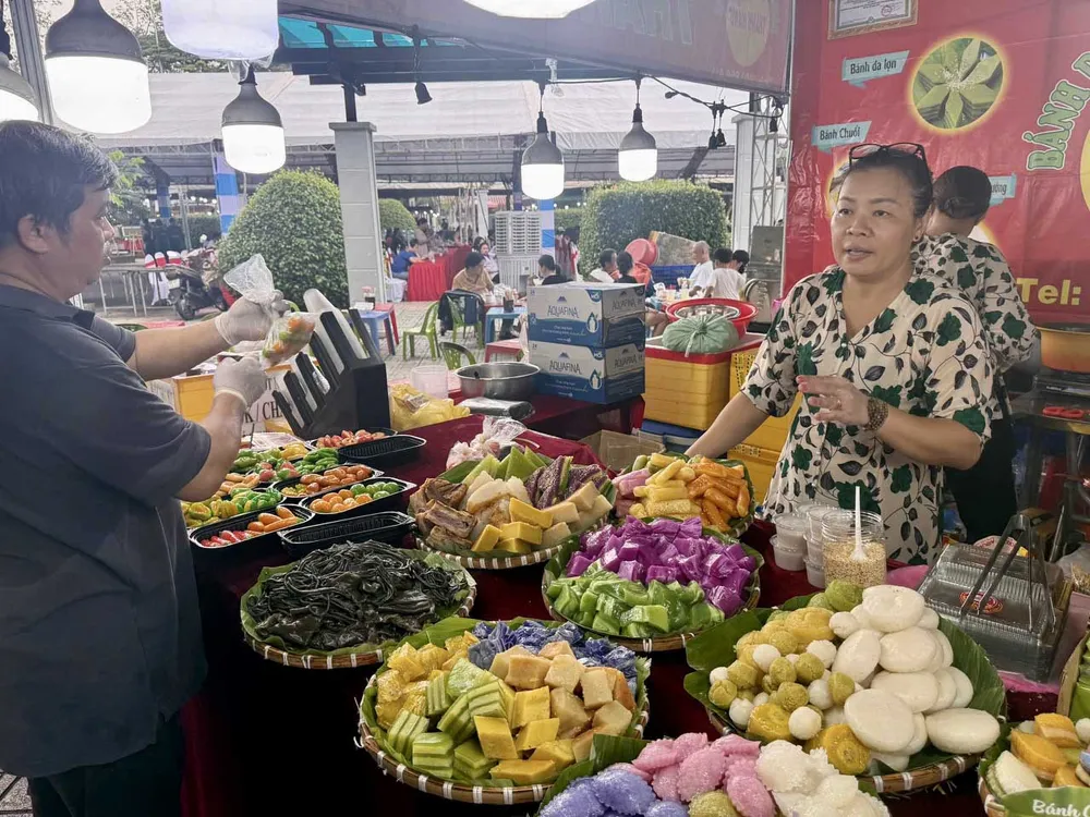 Nhiều món ngon được giới thiệu đến thực khách tham gia lễ hội CN2b.jpg
