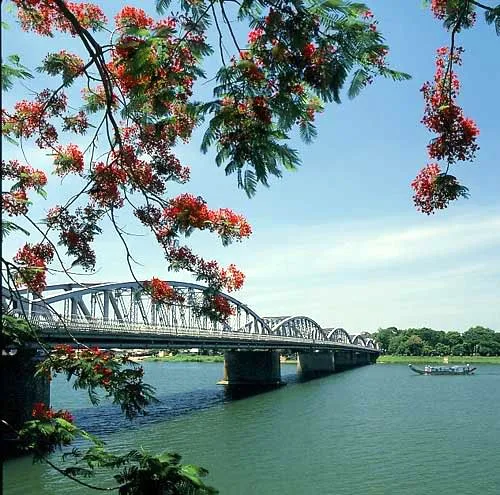 Cầu Trường Tiền, TP Huế. Ảnh: QUANG MINH CN4 nsbp.jpg