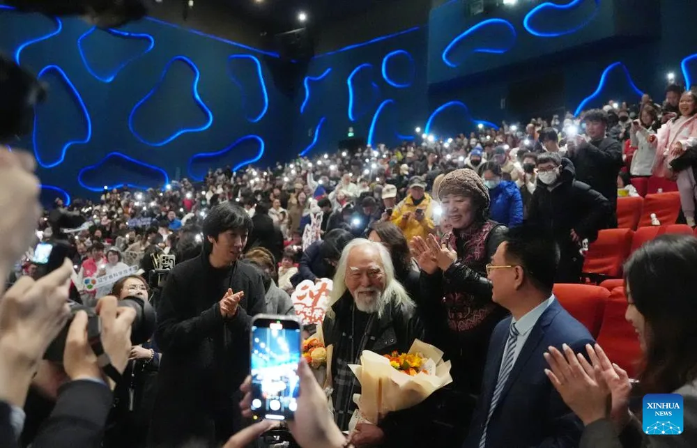 Diễn viên “tóc trắng” Vương Đức Thuận (Wang Deshun, giữa) giao lưu với khán giả tại một rạp chiếu phim ở Thẩm Dương, tỉnh Liêu Ninh, Đông Bắc Trung Quốc. Ảnh: THX CN5 Anh1-thx.jpg