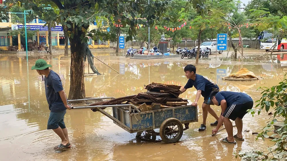 Sinh viên Trường Đại học Bách khoa - Đại học Đà Nẵng hỗ trợ dọn vệ sinh tại Trường Tiểu học Phan Bội Châu (xã Điện Bàn Tây, TP Đà Nẵng). Ảnh: XUÂN QUỲNH CN7b.jpg